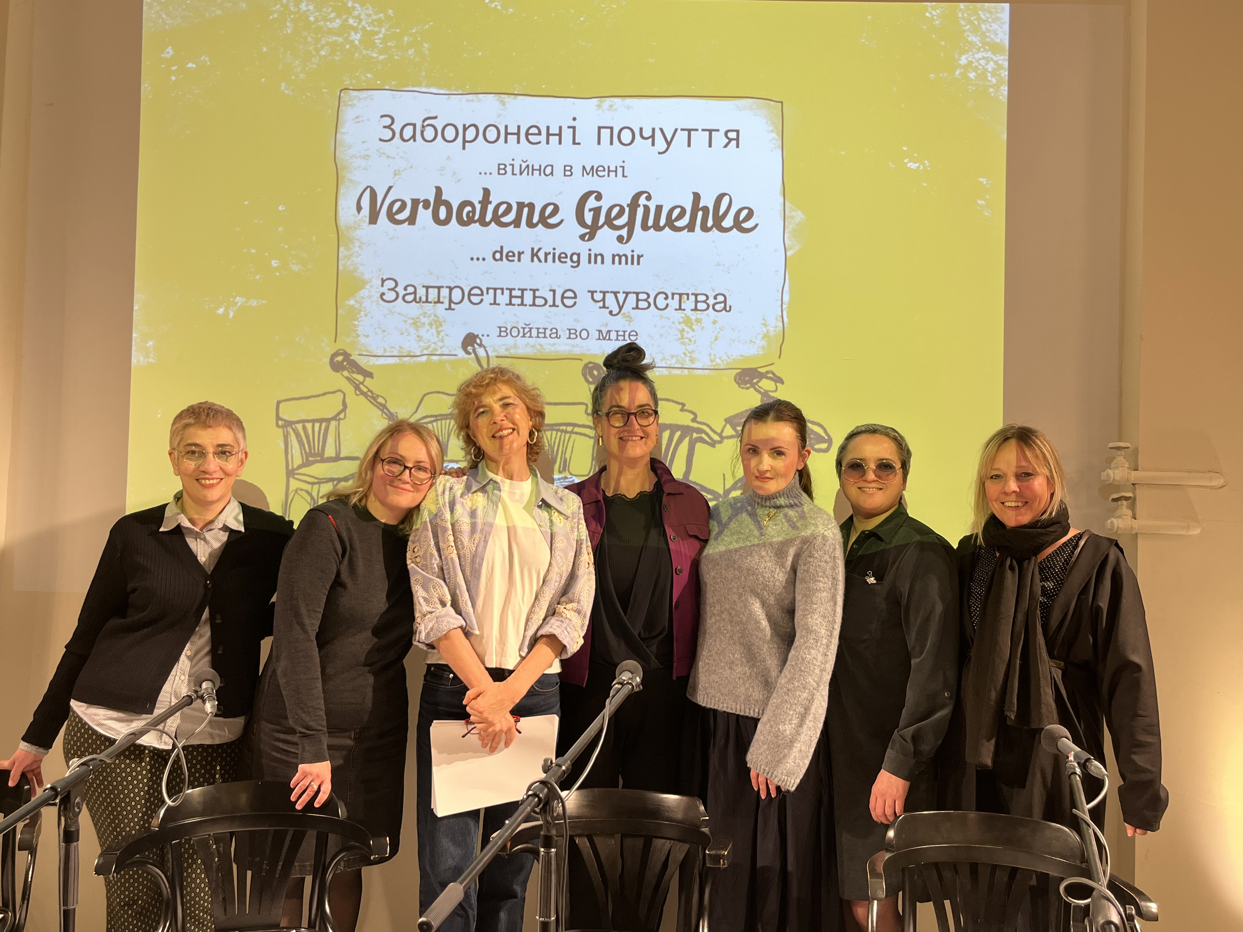 Eine Chor Gruppe welche auf einer Bühne steht