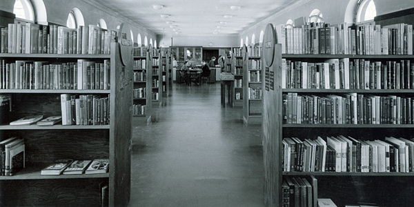 Blick in Ausleihräume der Bücherhalle Bergedorf um 1950