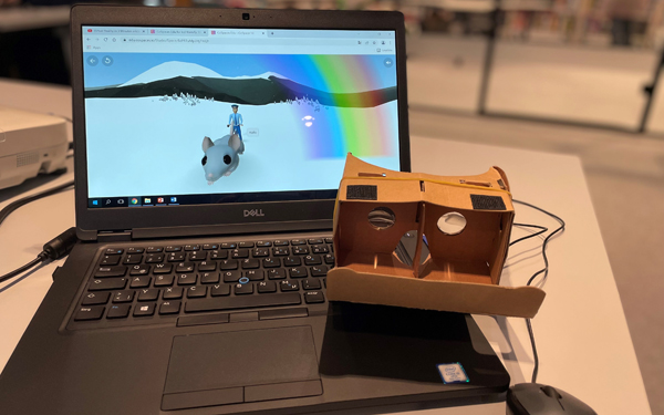 Laptop und selbstgefertigte VR-Brille aus Pappe