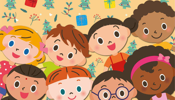 Auf dem Bild strahlen den Betrachter viele verschiedene Kinder vor einem weihnachtlichen Hintergrund (Tapete mit typischen Motiven wie Tannenbaum, Geschenken, etc.) an.