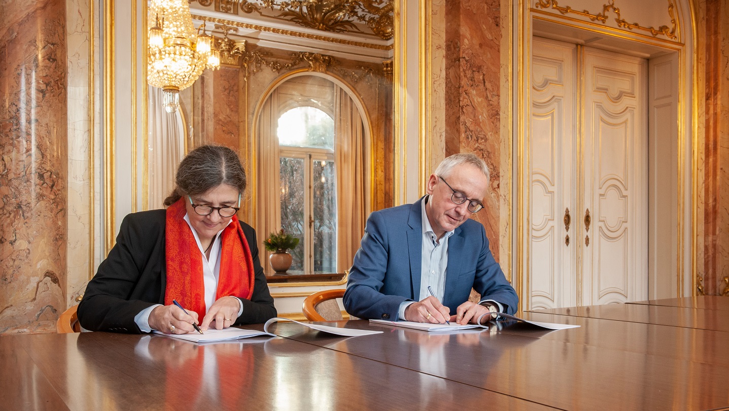 Cornelia Schmidt-Hoffmann und Dr. Lothar Dittmwer unterschreiben den Kooperationsvertrag im Spiegelsaal des Bergedorfer Rathauses.