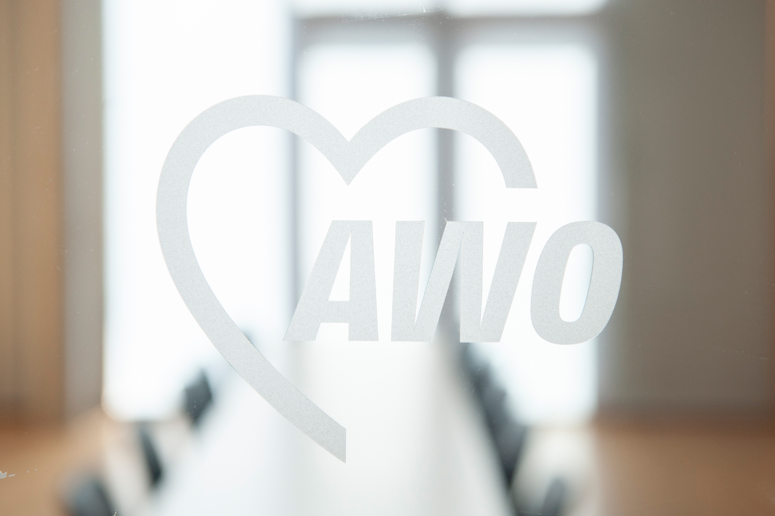 Das Logo der AWO in weiß auf einer Glastür.